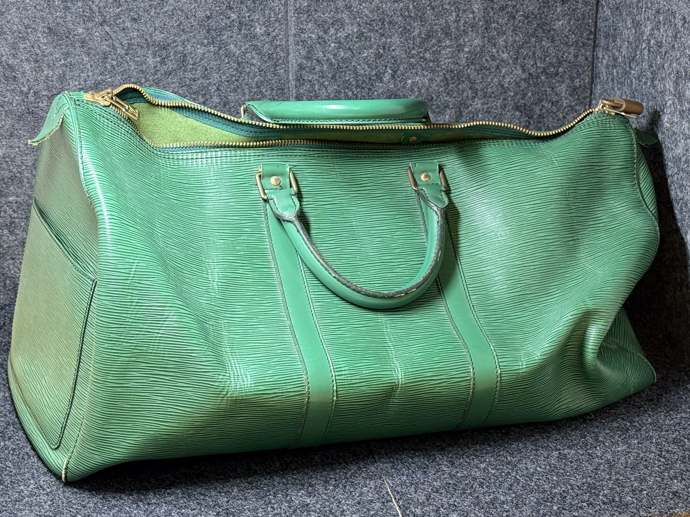ヴィトン エピ キーポル50 M42964お買取りさせていただきました！